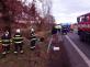 KHK_DN_po středu 2 osobních aut skončilo 1 v náhonu_hasiči se snaží dostat auto zpět na vozovku.jpg