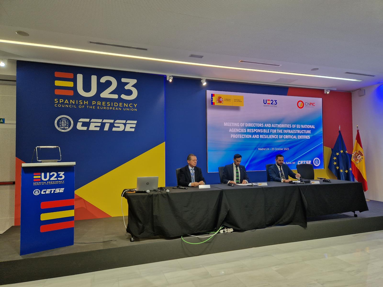Úvodní plenární zasedání na setkání ředitelů center pro kritickou infrastrukturu v Madridu