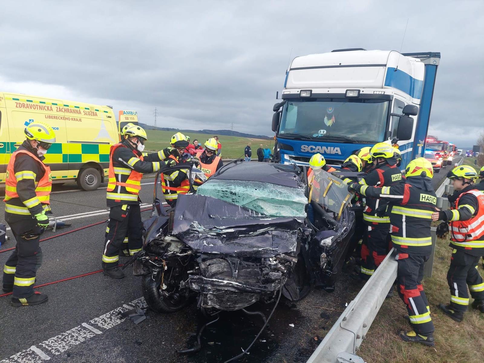 Řidič kamionu vyváznul bez zranění, osoba z havarovaného automobilu však svým zraněním na místě podlehla