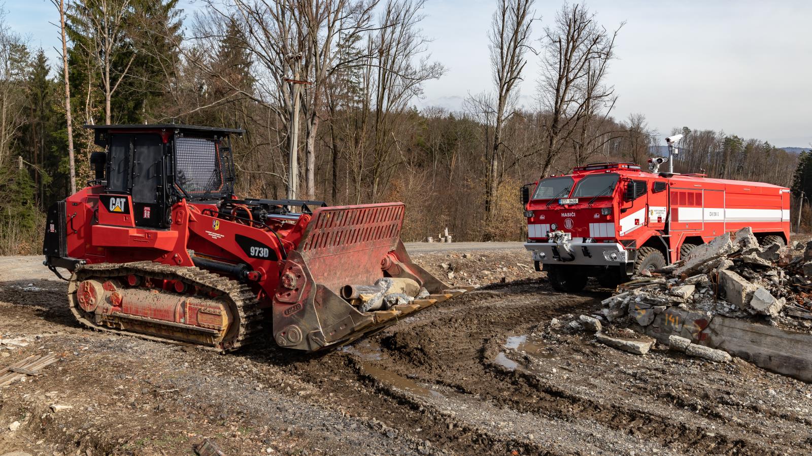 0.2_ZÚ_zásah ve Vrběticích_hasičská technika při odklízecích pracích.jpg