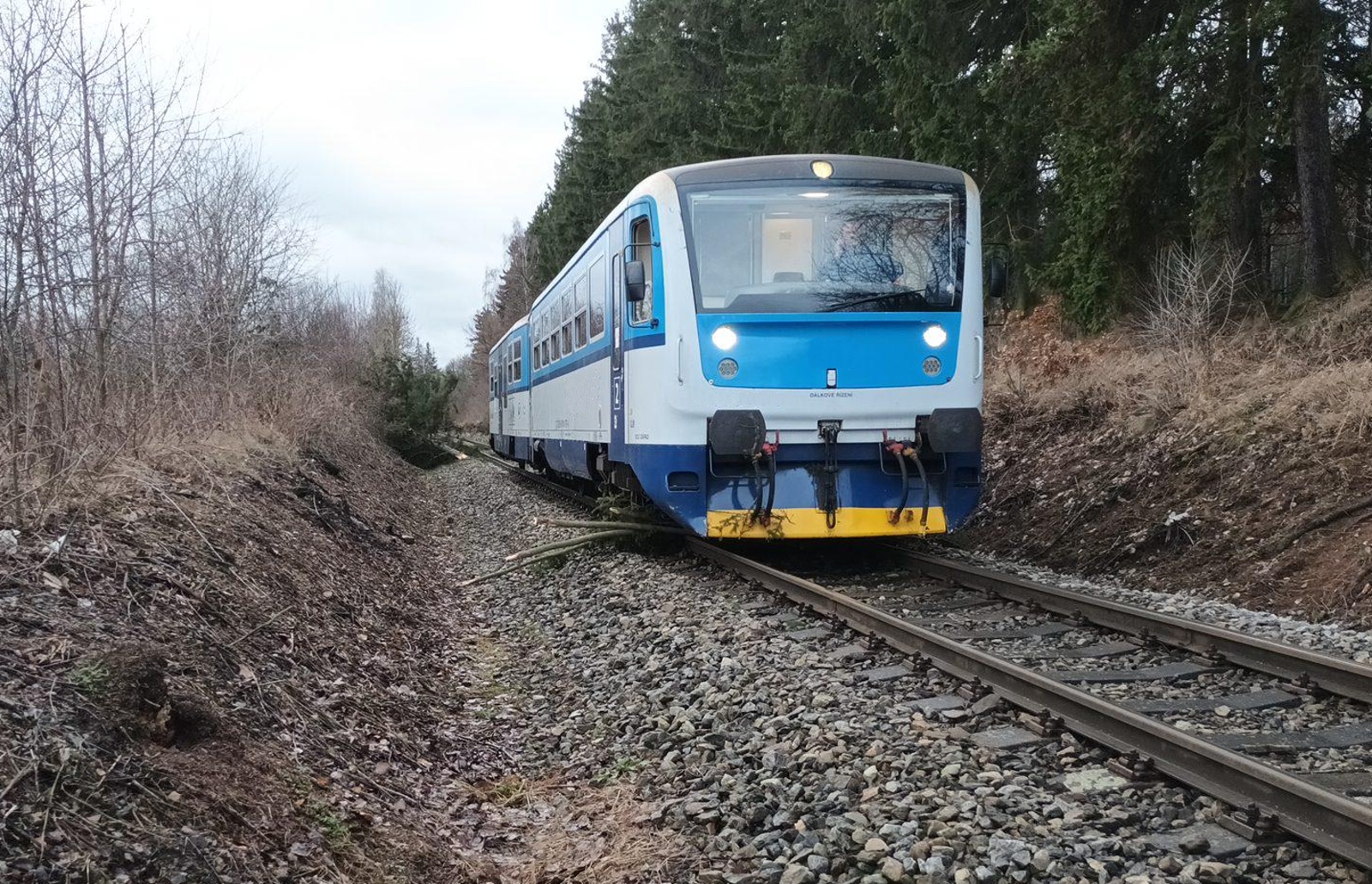 001-Najetí osobního vlaku do padlého stromu v Příbrami.jpg