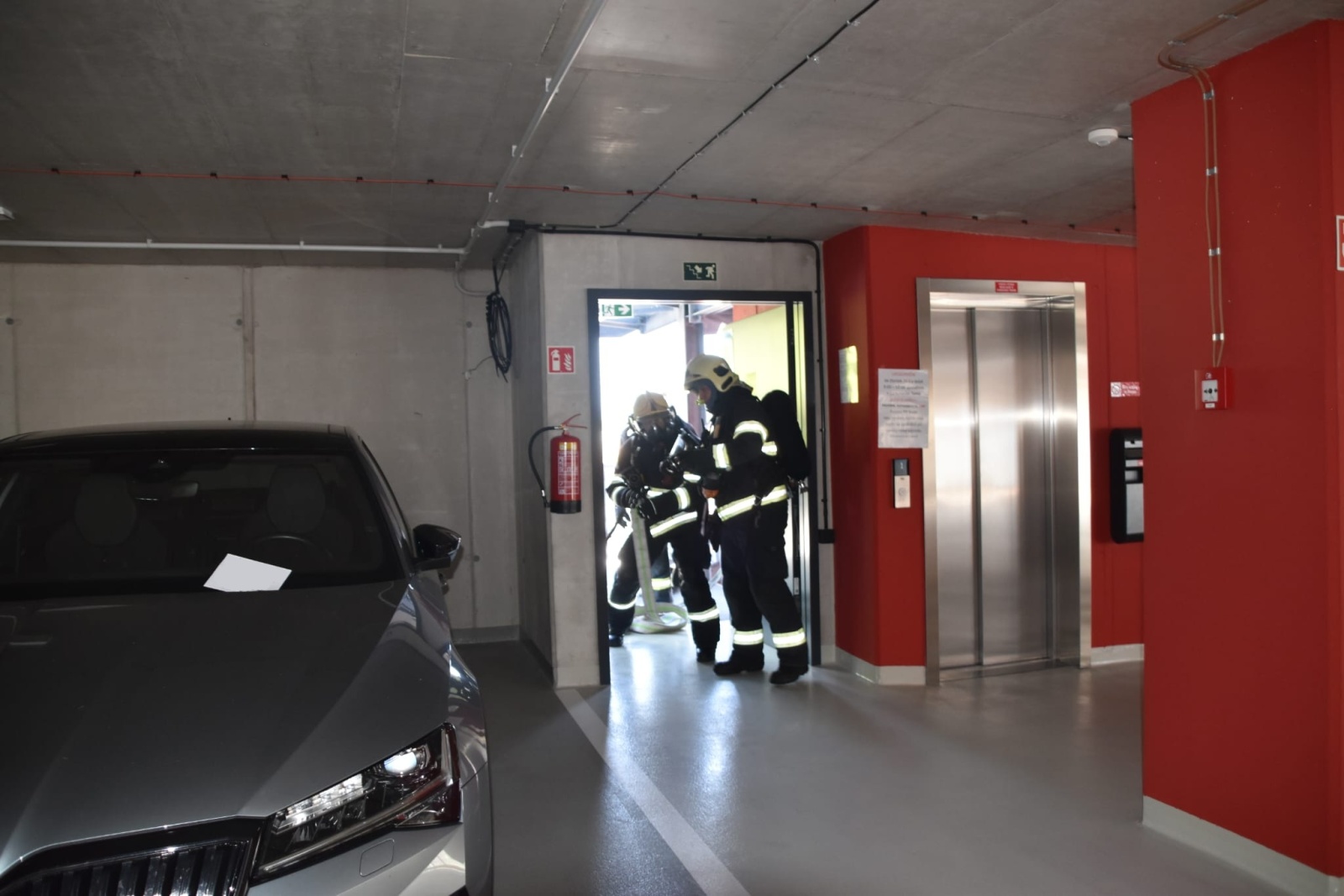 001-Prověřovací cvičení zaměřené na požár elektromobilu v příbramském parkovacím domě.jpeg