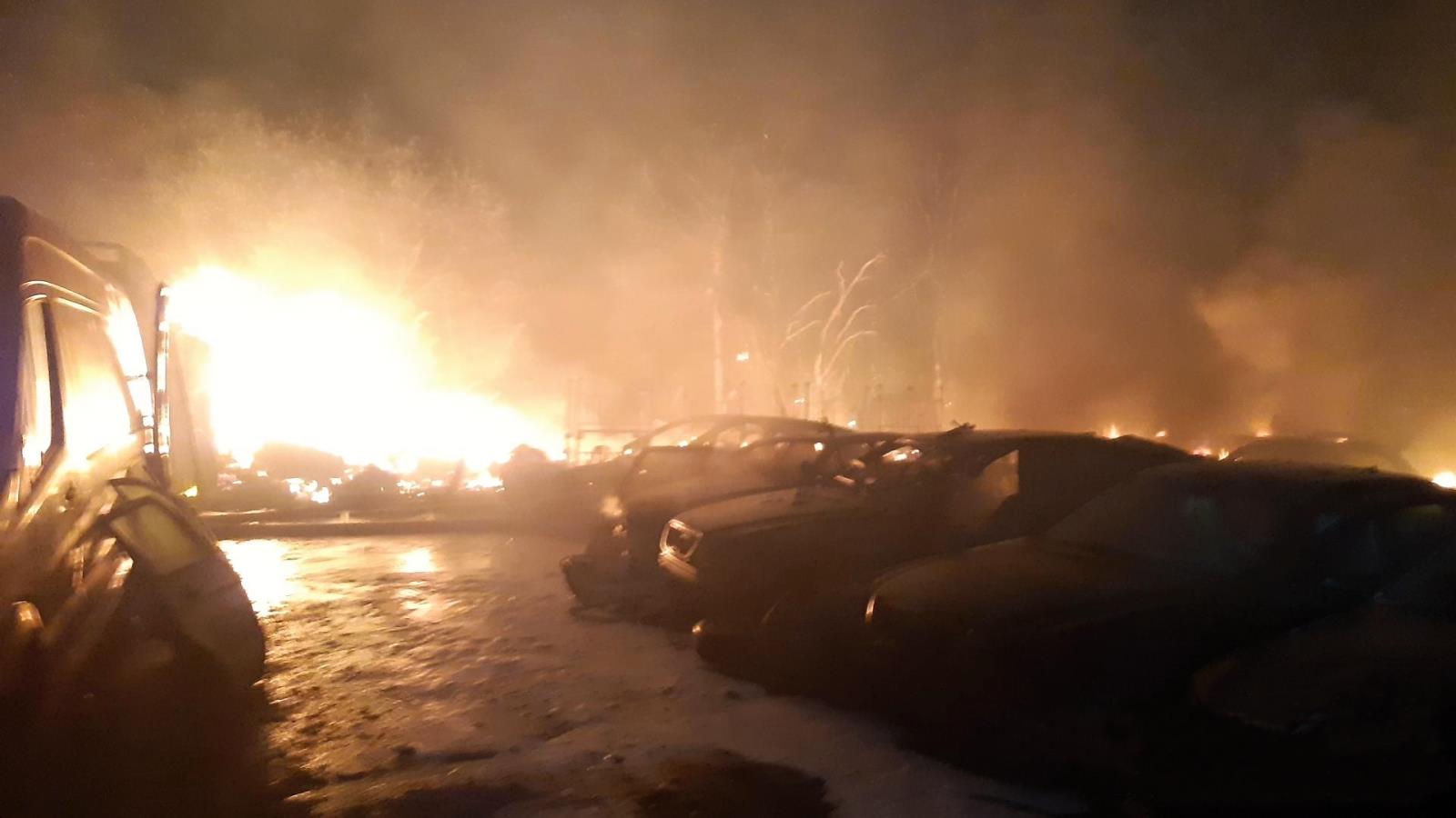 001-Rozvinutý požár v areálu autovrakoviště.jpg