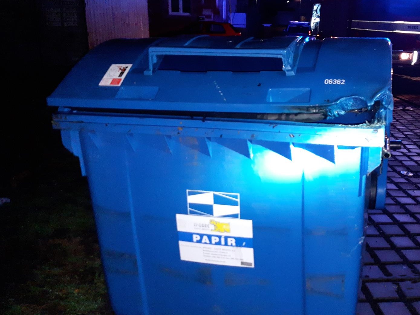 001 - poničený plastový kontejner.jpg