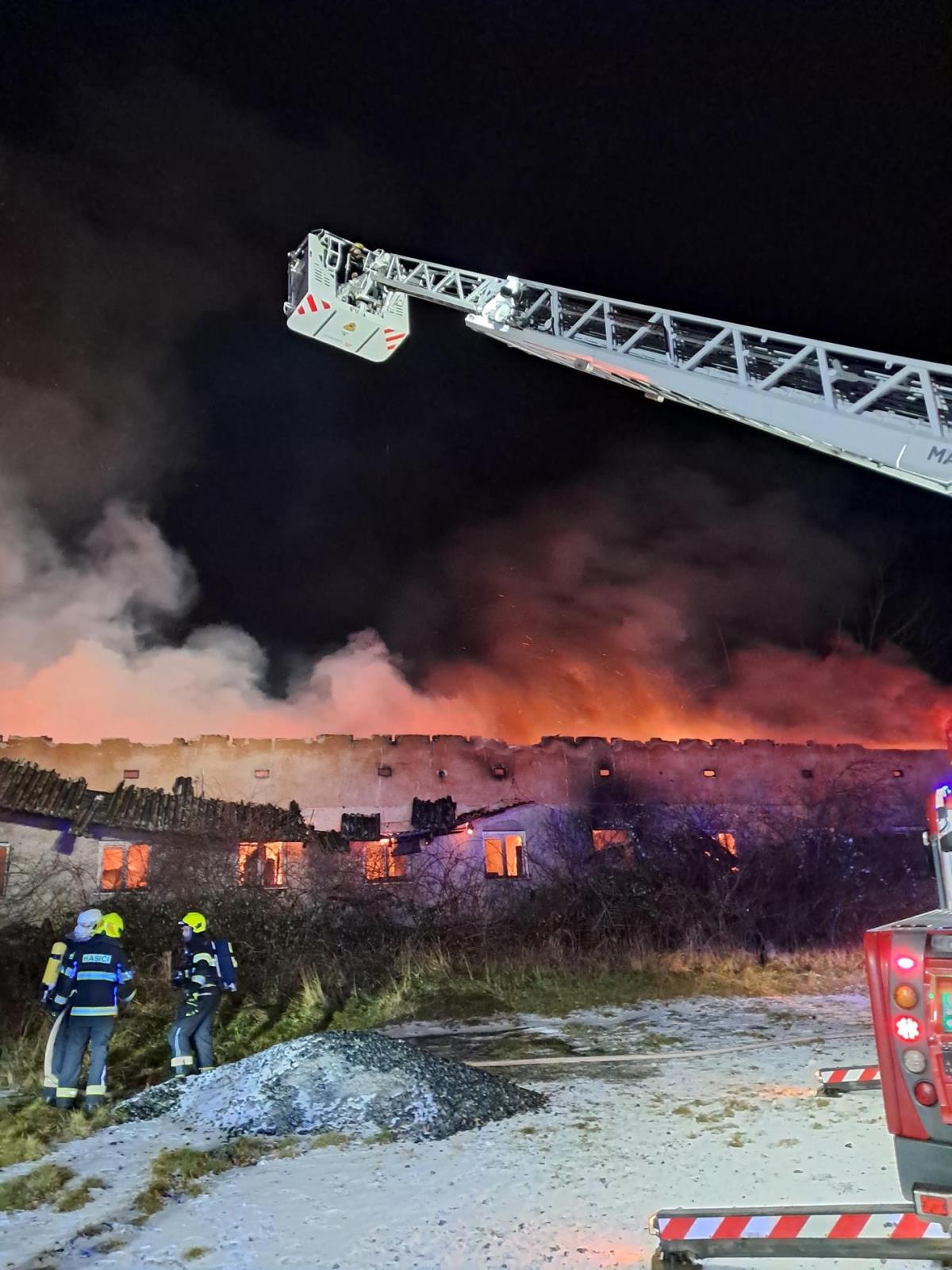 001-požár bývalého hotelu Rabyně.jpg
