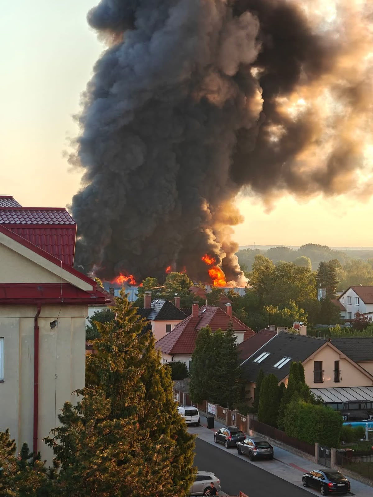 001-požár skladovací haly Čelákovice.jpeg