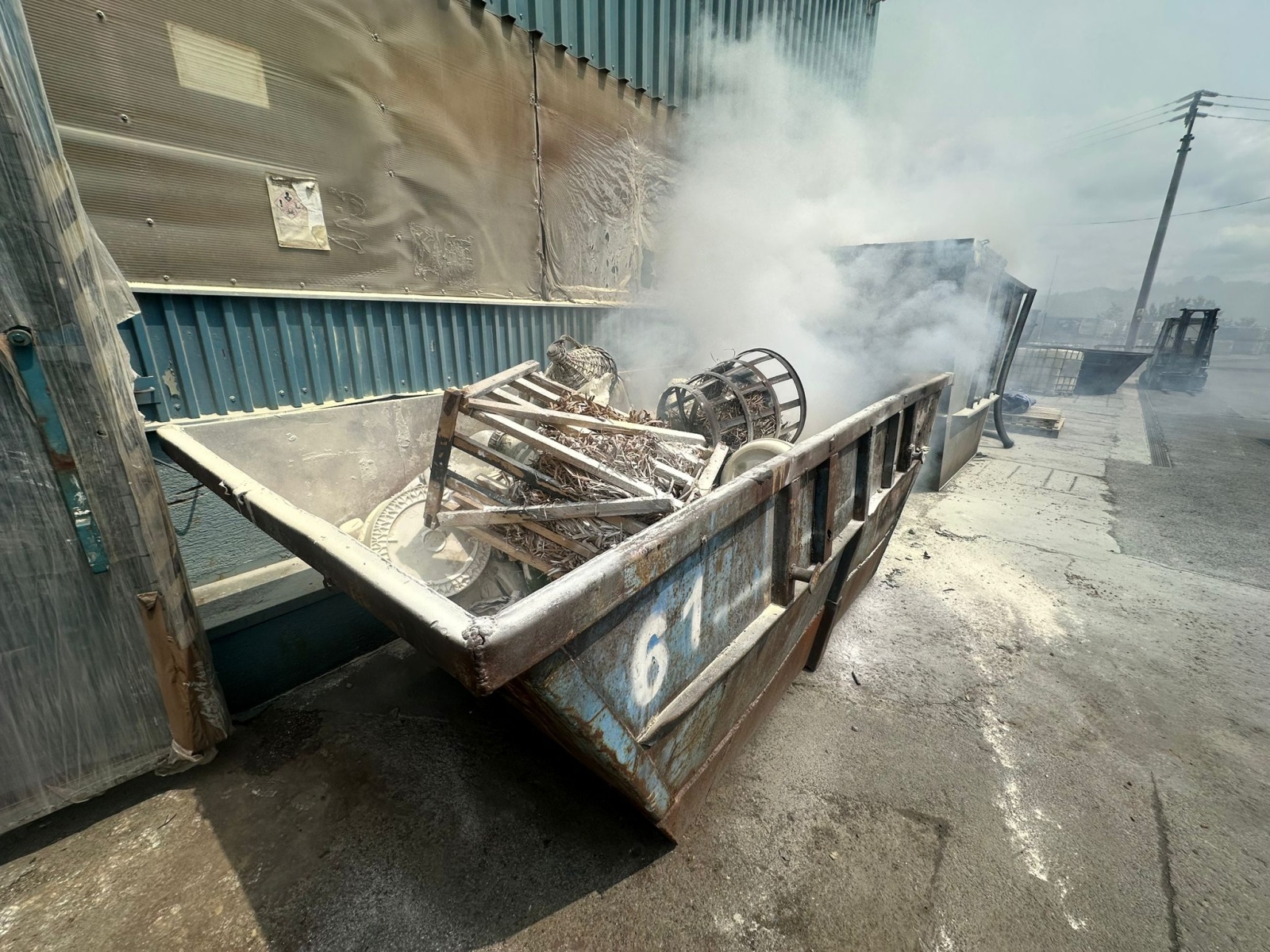 002-Likvidace požáru chemického odpadu v recyklační firmě na Říčansku.jpeg