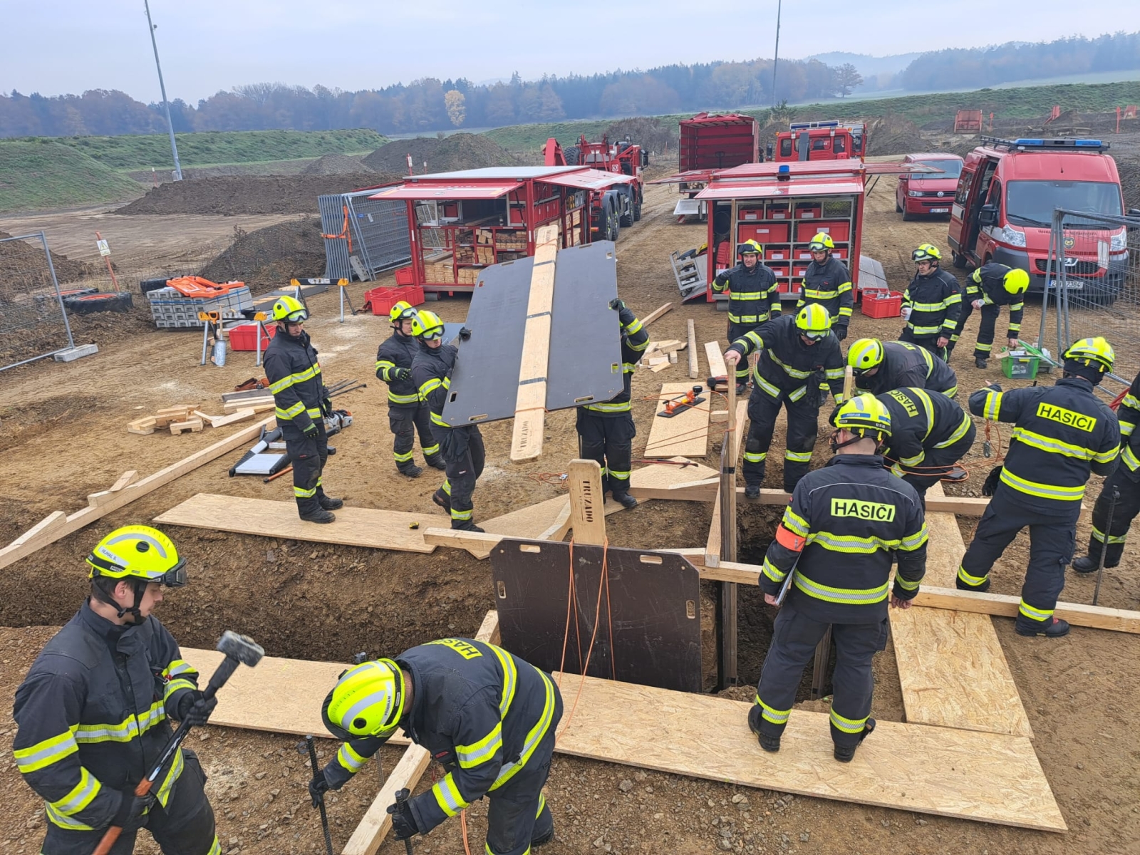 002-Nácvik pažení výkopů na územním odboru Příbram.jpeg