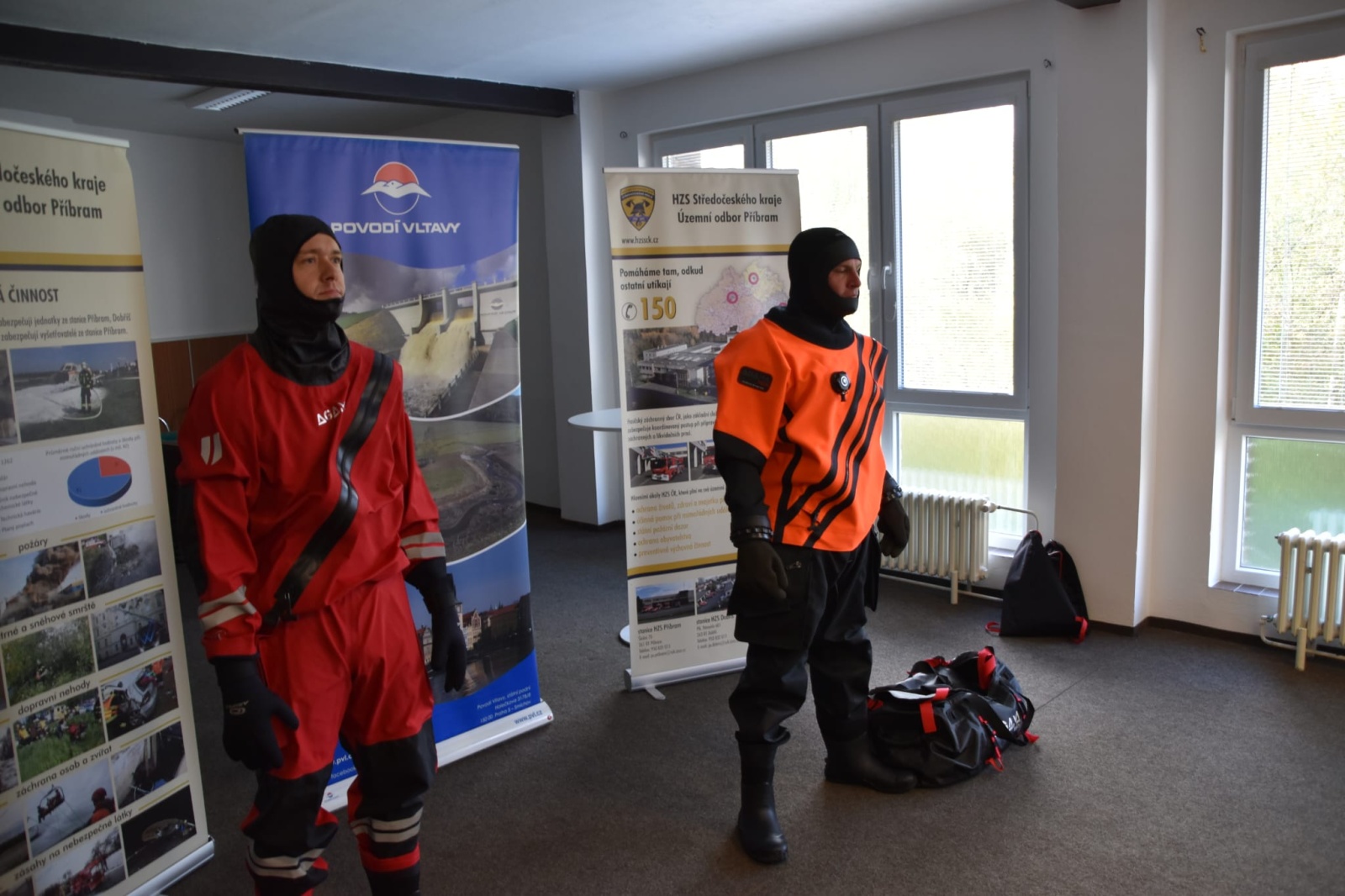 002-Nové suché obleky pro příbramské hasiče od Povodí Vltavy.jpeg