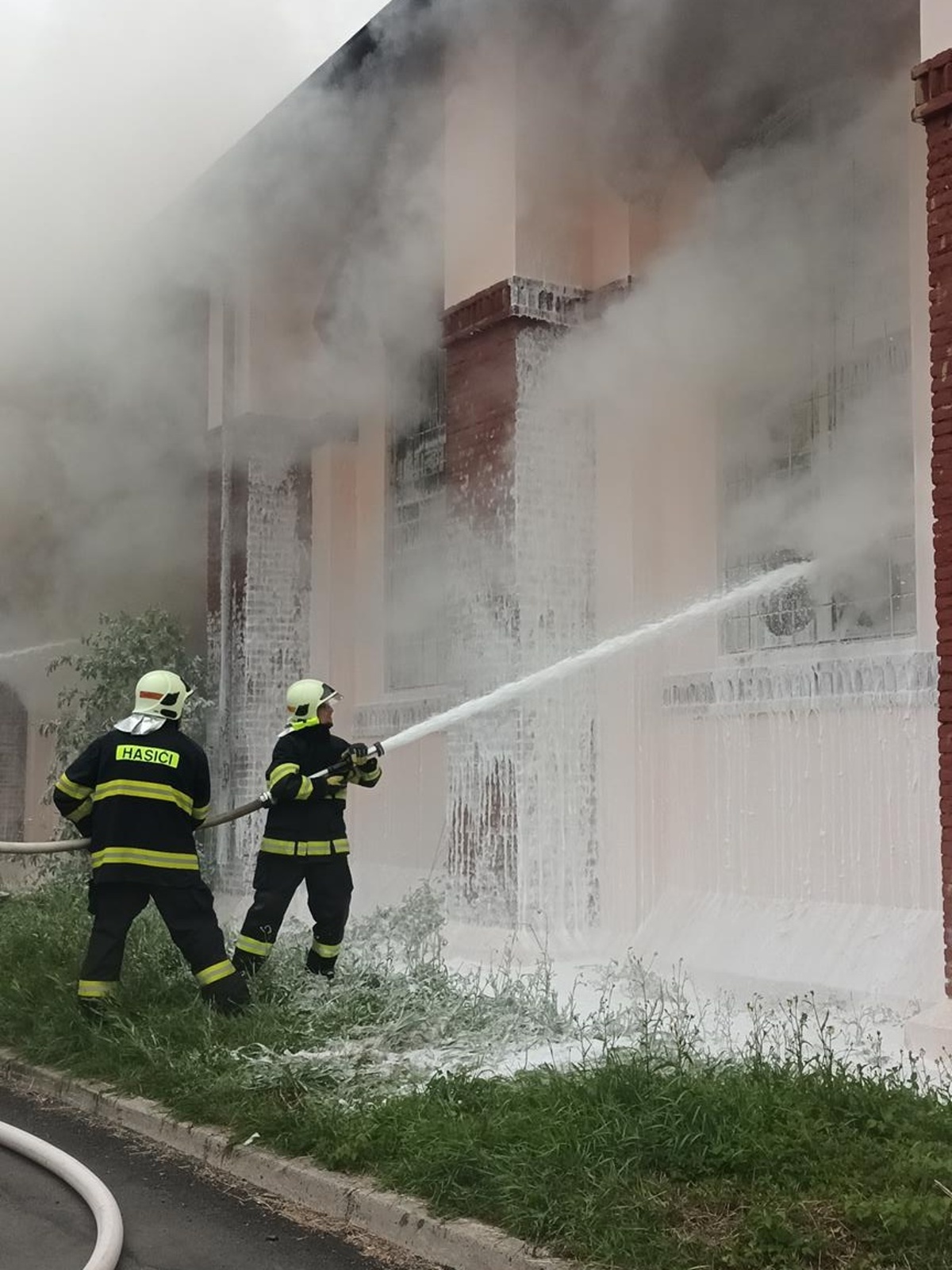 002-Požár skladovací haly v Brandýse nad Labem likvidovaný ve třetím poplachovém stupni.jpg