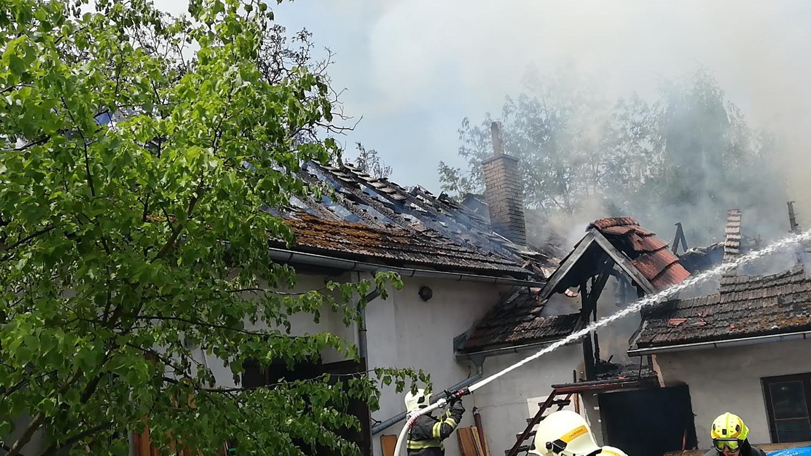 002-Požár truhlářské dílny v Chroustkově na Kutnohorsku.jpg