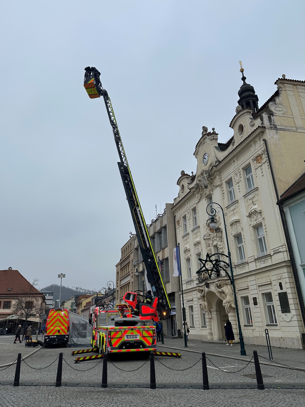 002-Ukázka nové hasičské techniky před berounskou radnicí.jpg