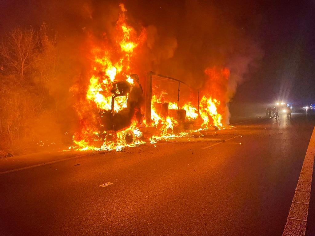 002 - požár nákladního automobilu.jpg