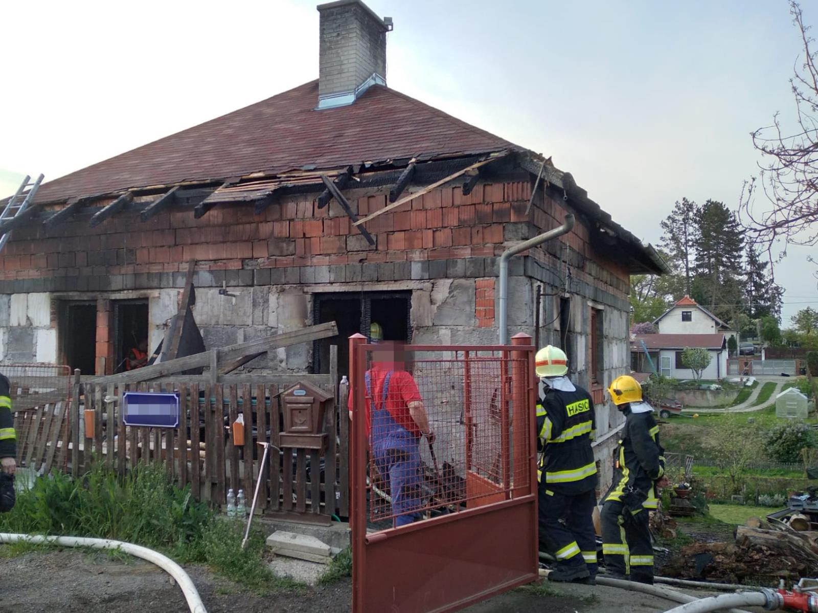 002 - požár rodinného domu ve Zvoli.jpg
