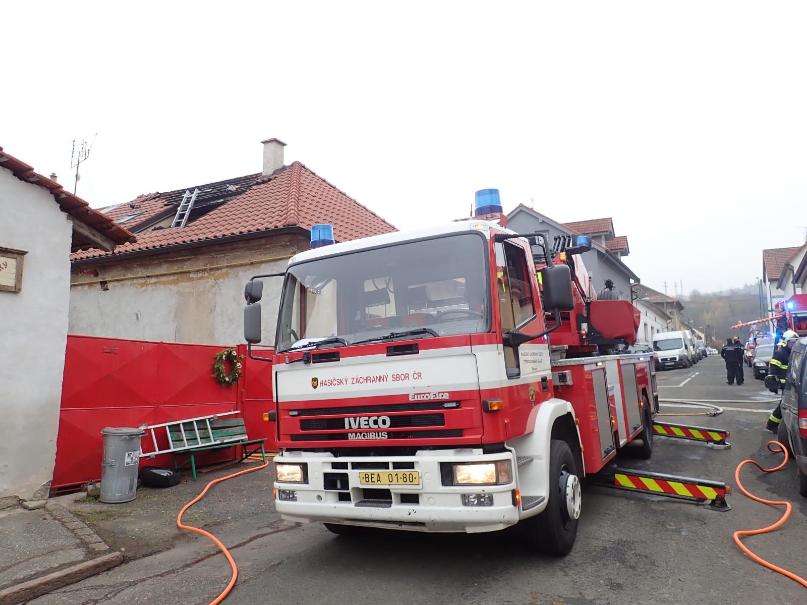 002 - zásah výškové techniky při požáru střechy domu 1.JPG
