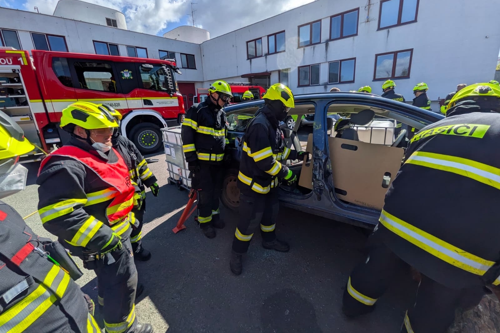 003-Odborná příprava jednotek SDH z Mělnicka zaměřená na dopravní nehody.jpg