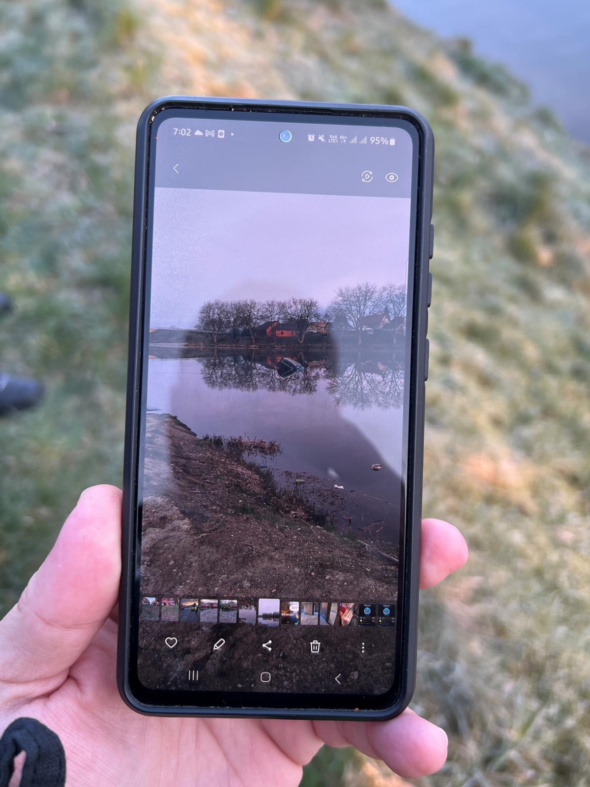 003-Osobní automobil v plavebním kanálu v Lužci nad Vltavou.jpg