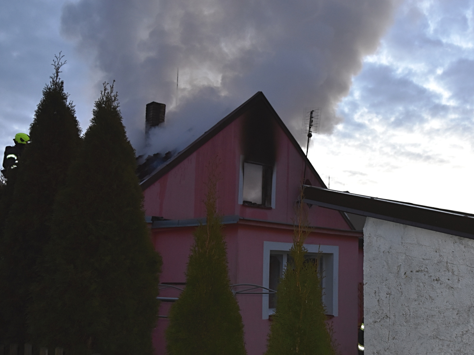 003-Požár RD Újezd nad Zbečnem.JPG