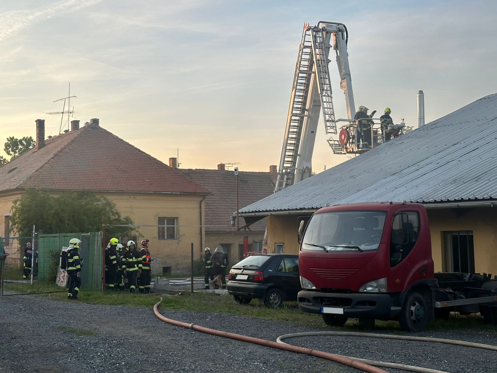 003-Požár haly v obci Úvaly v okrese Praha-východ.jpeg