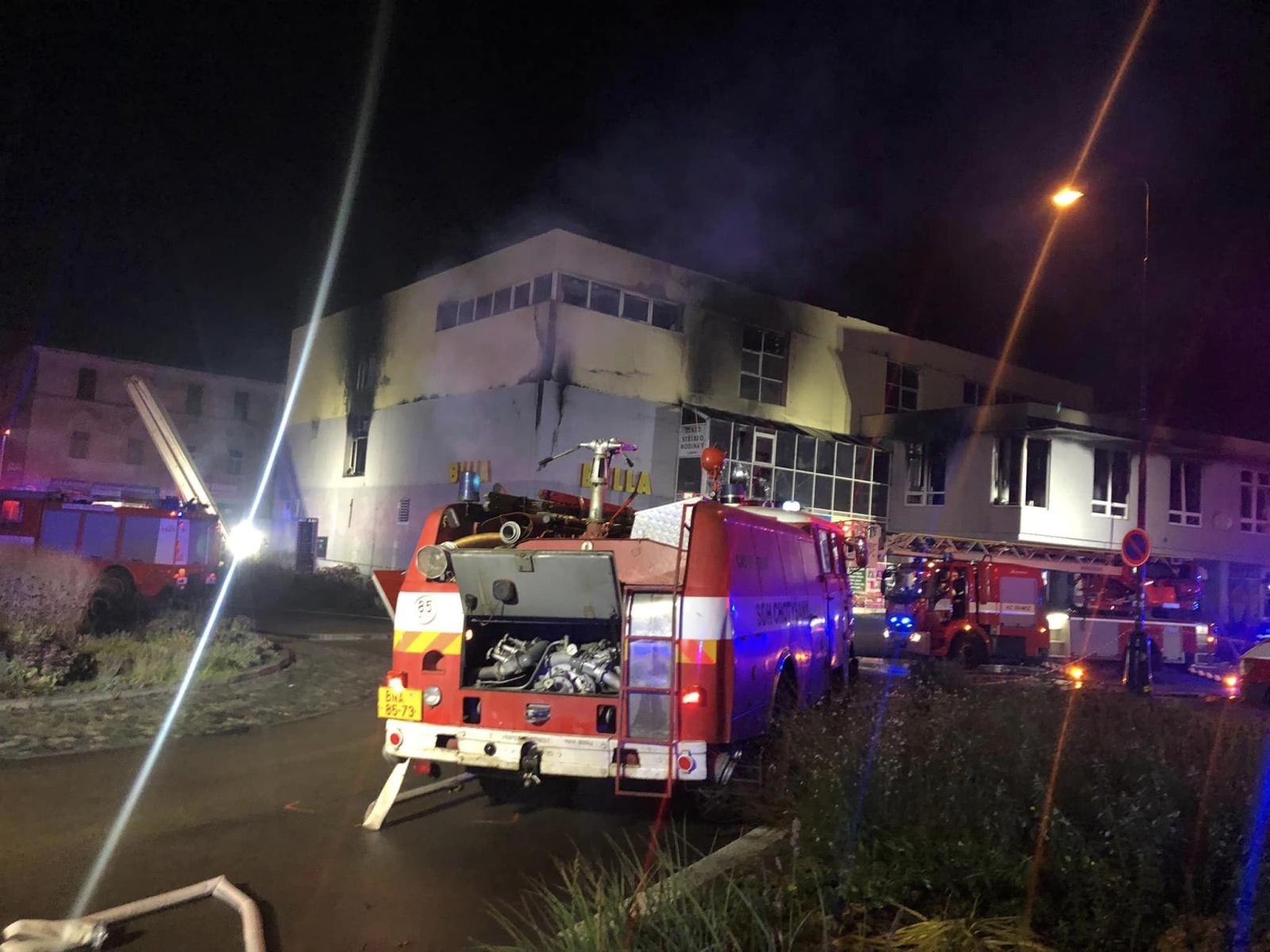 003-Požár obchodního domu v centru Benešova.jpg