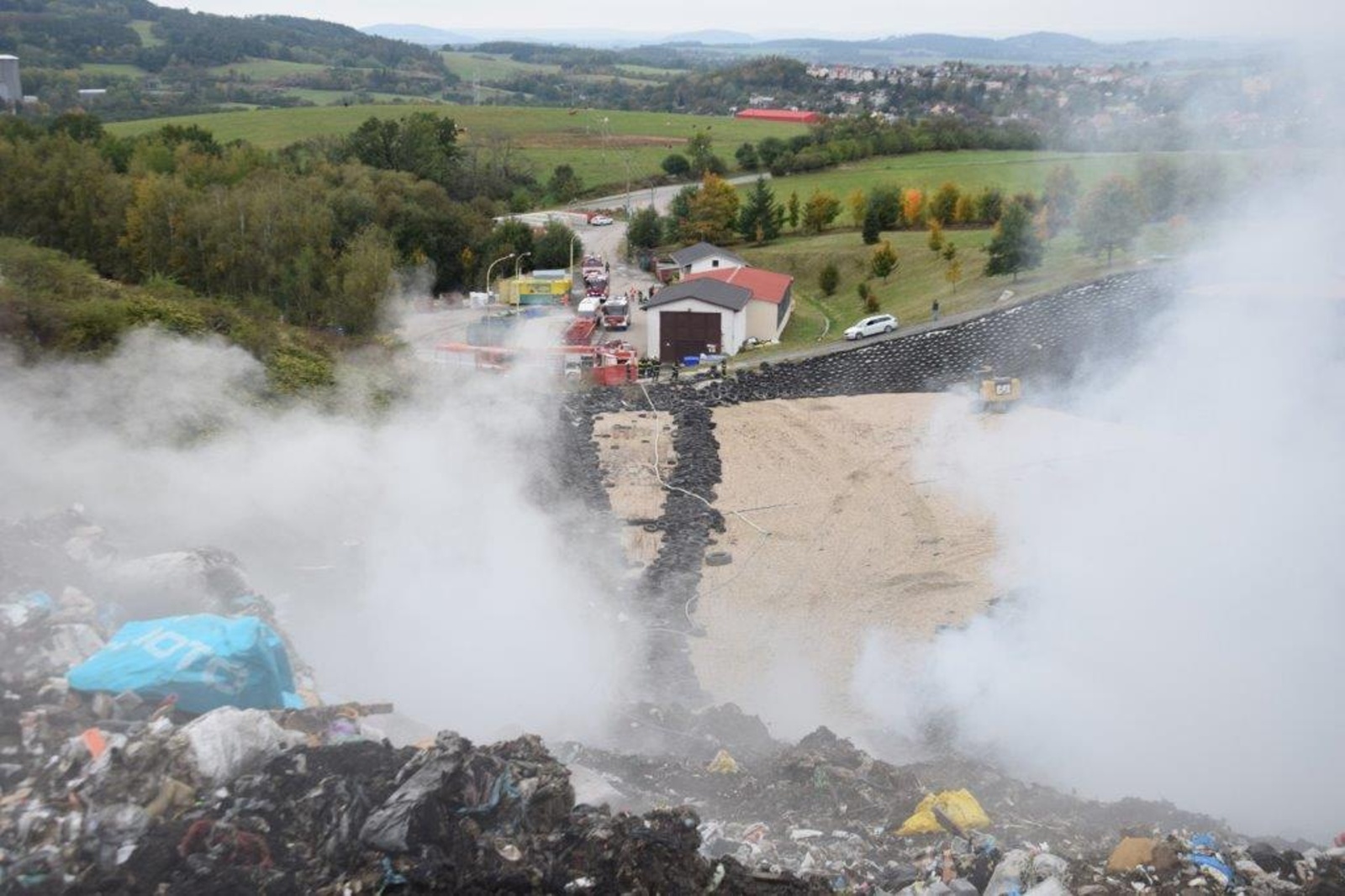 003-Požár skládky u Votic pomáhala likvidovat i těžká technika ZÚ HZS ČR.jpg