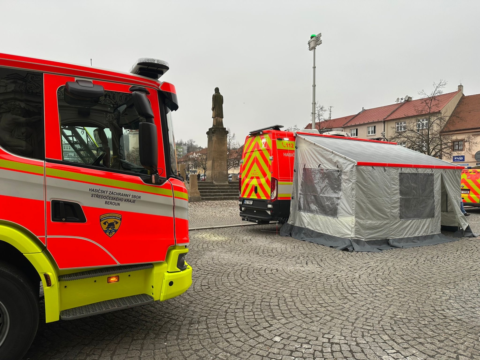 003-Ukázka nové hasičské techniky před berounskou radnicí.jpeg