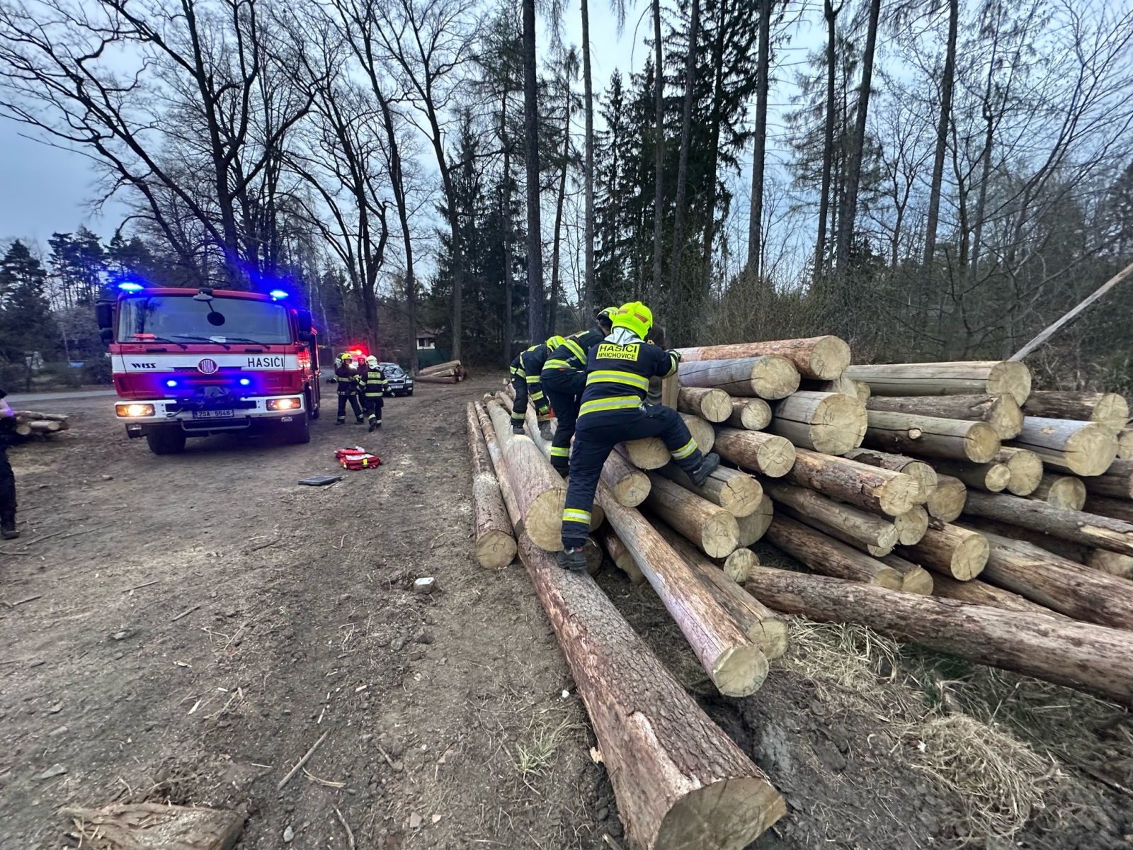 003-Vyproštění nohy z klád.jpeg