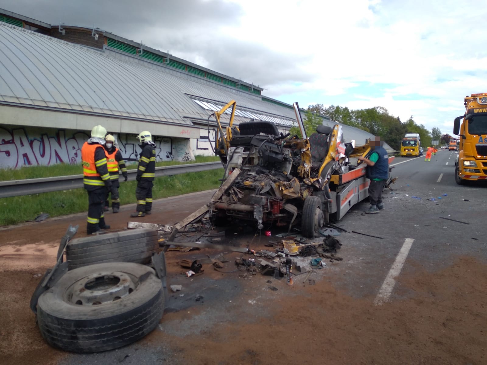 003 - dopravní nehoda dvou nákladních automobilů, vozovka zasypaná sorbentem.jpg
