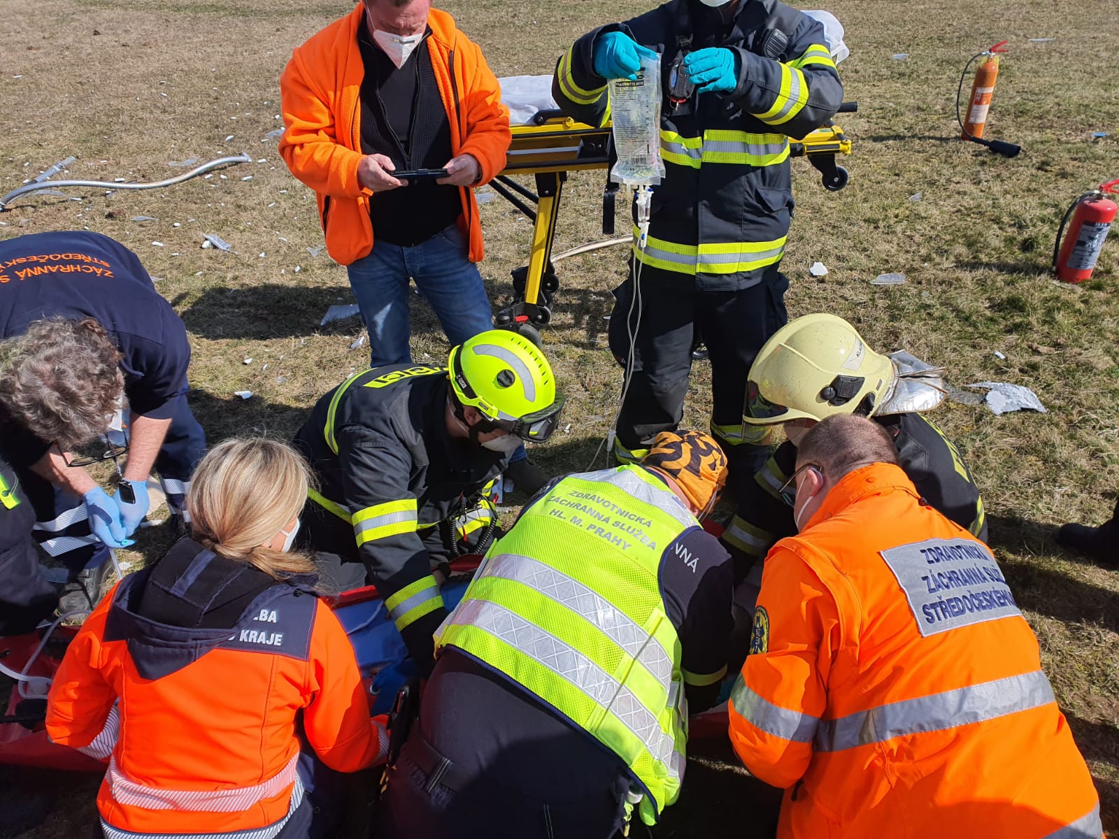 003-ošetřování zraněné ženy.jpg