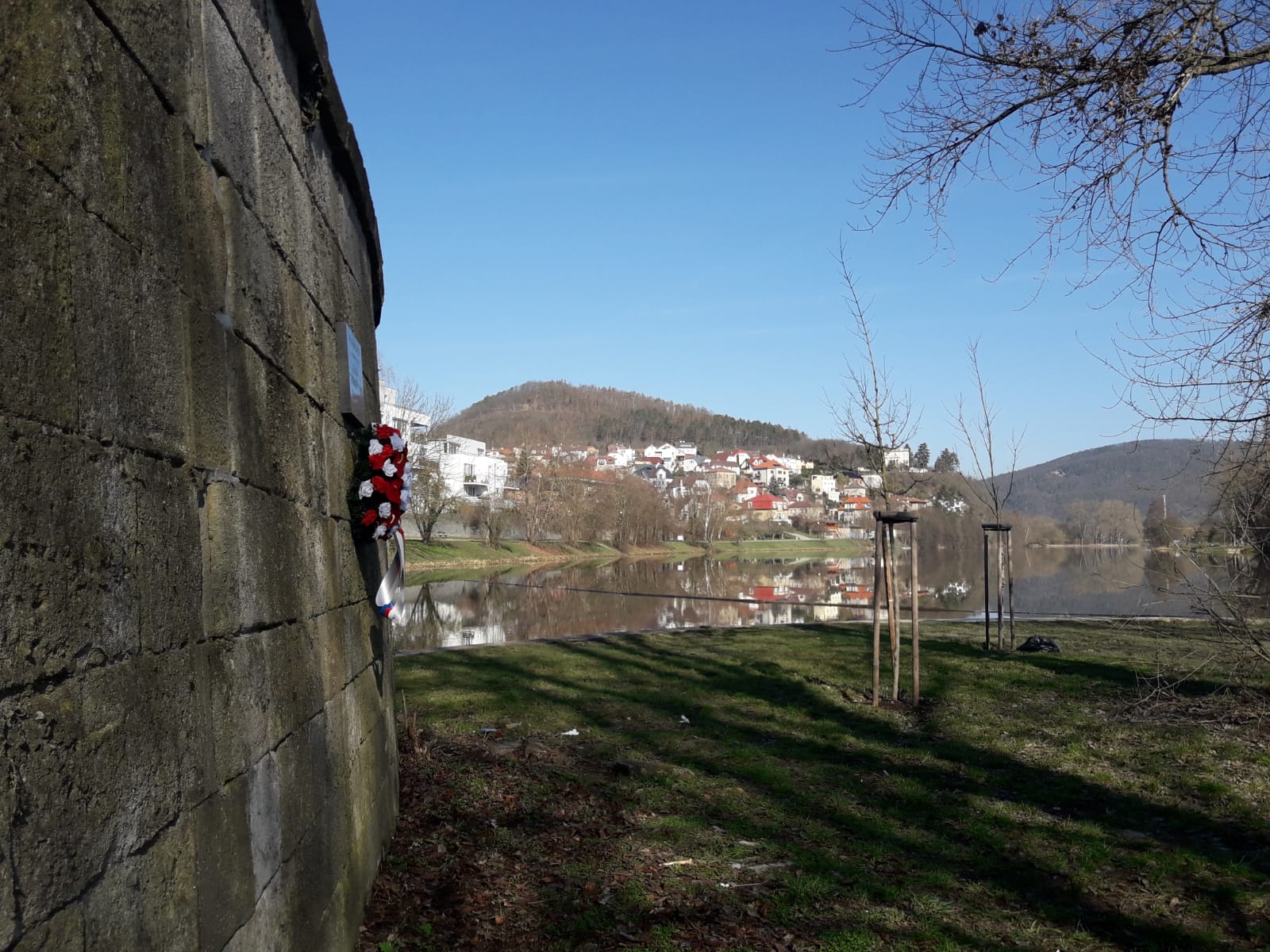 004-Pamětní deska u berounského jezu.jpg