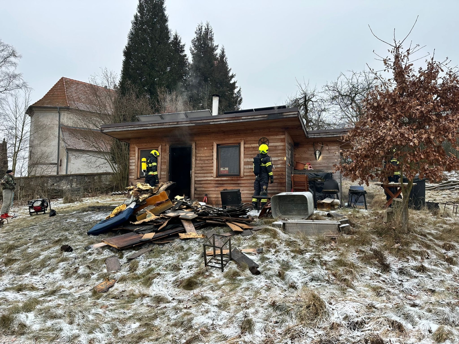 004-Požár dřevěné chaty v obci Kostelní Střimelice na Říčansku.jpeg