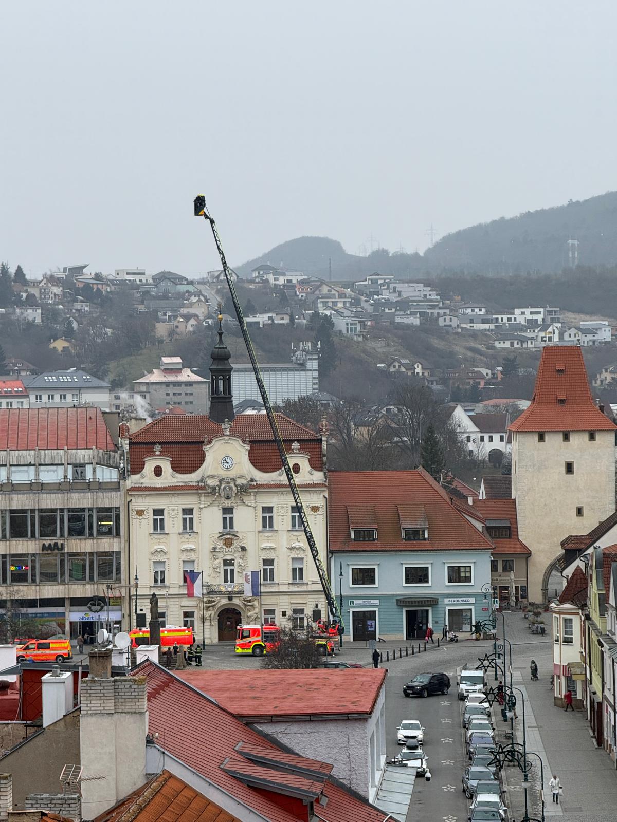 004-Ukázka nové hasičské techniky před berounskou radnicí.jpeg