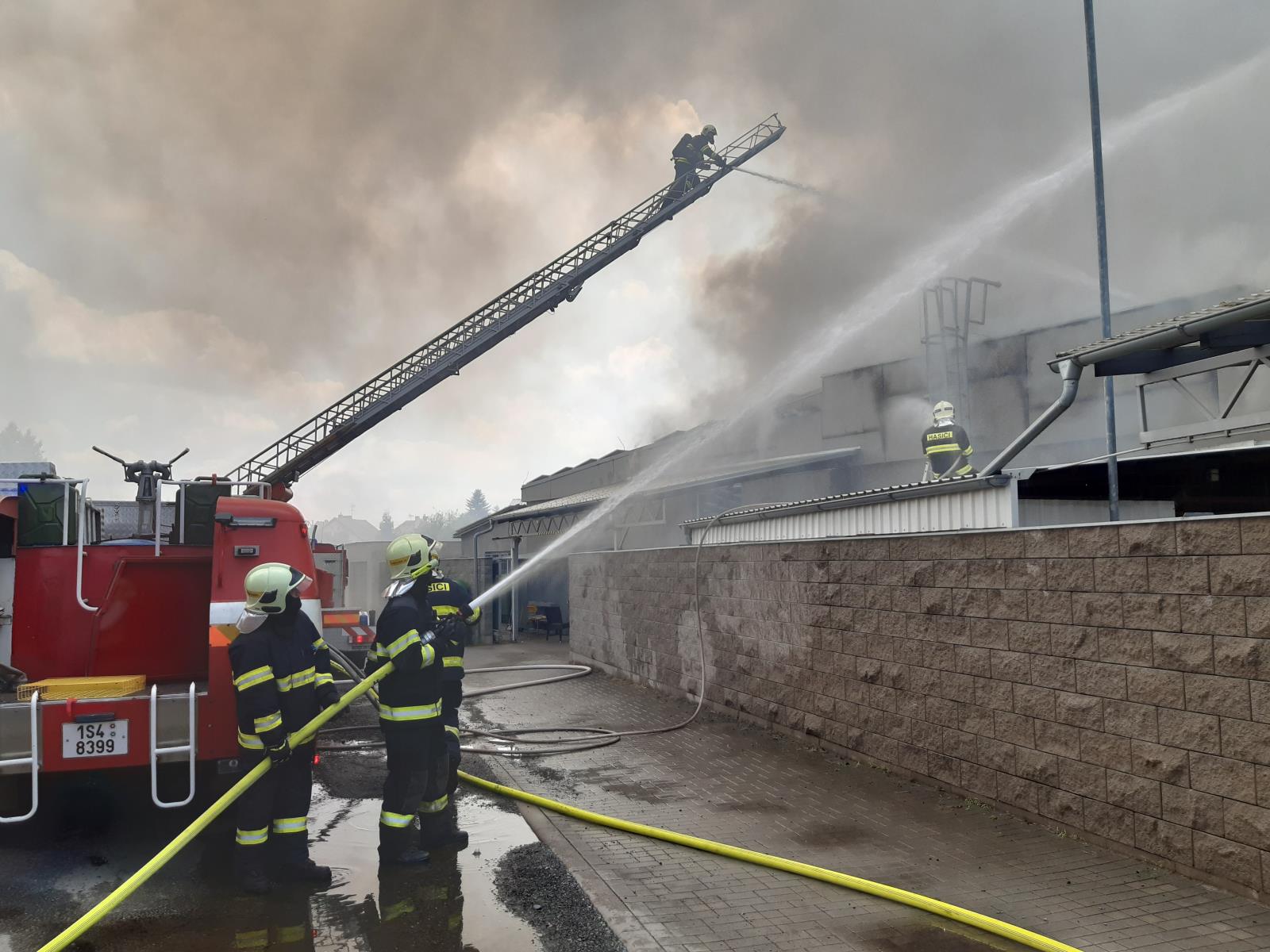 004 - k likvidaci bylo nasazeno několik vodních proudů.jpg