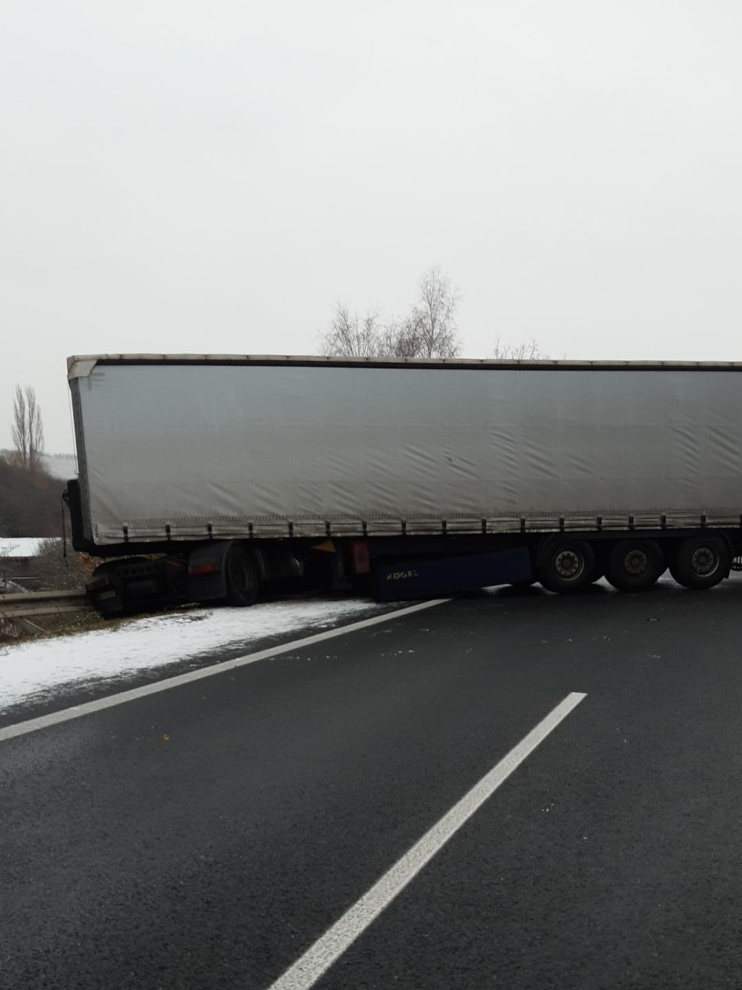 004 - nehoda nákladního automobilu - vzpříčený návěs přes oba jízdní pruhy dálnice.jpg