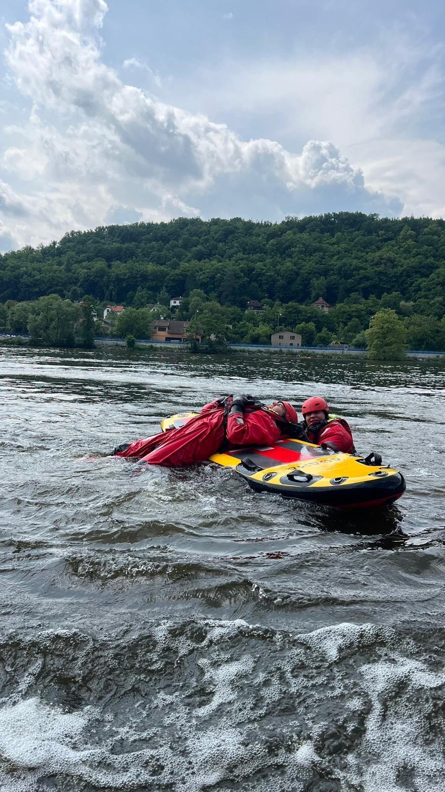 004-výcvik na vodní hladině jednotek územního odboru Praha-západ.jpg