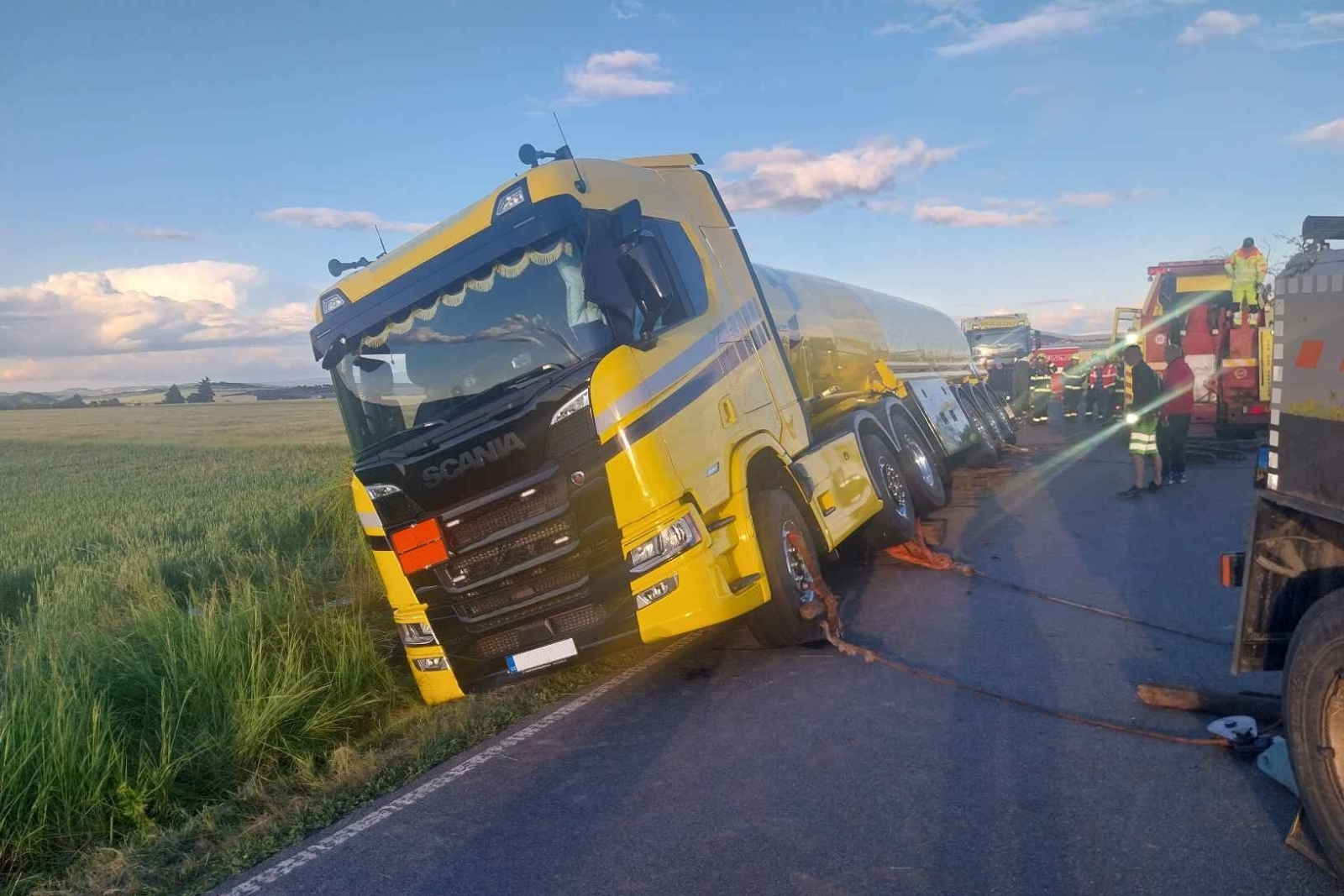 005-Havárie cisterny nedaleko Hořovic na Berounsku.jpg