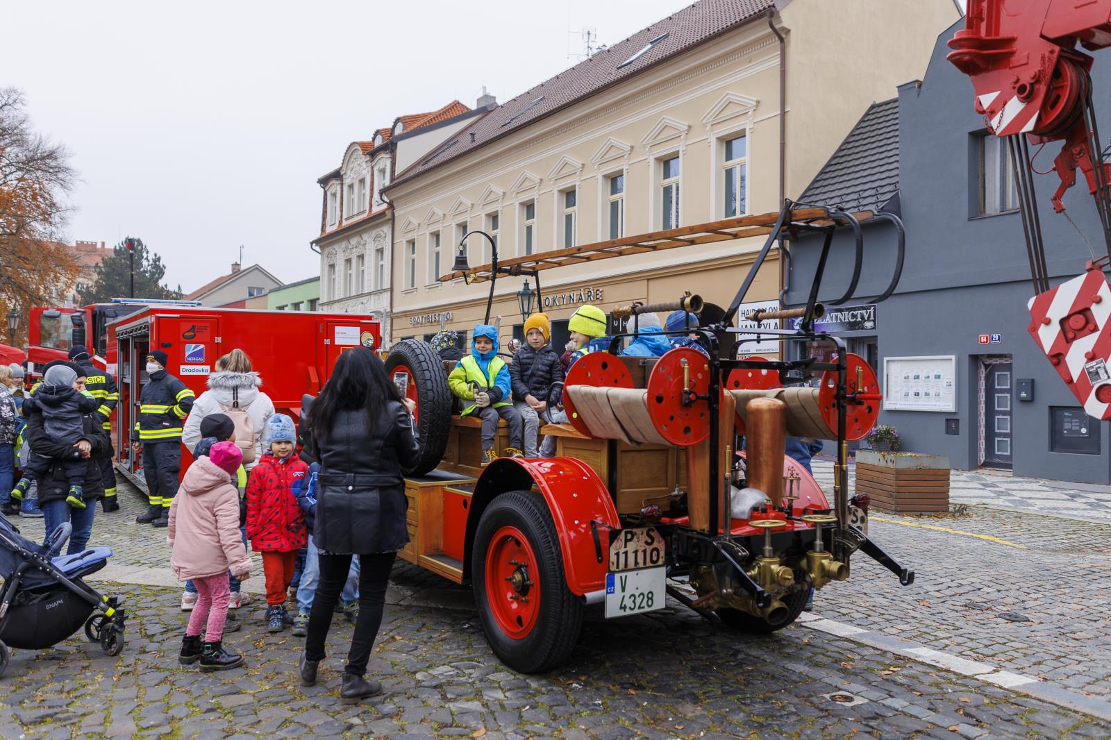005-Historická technika na náměstí.jpg