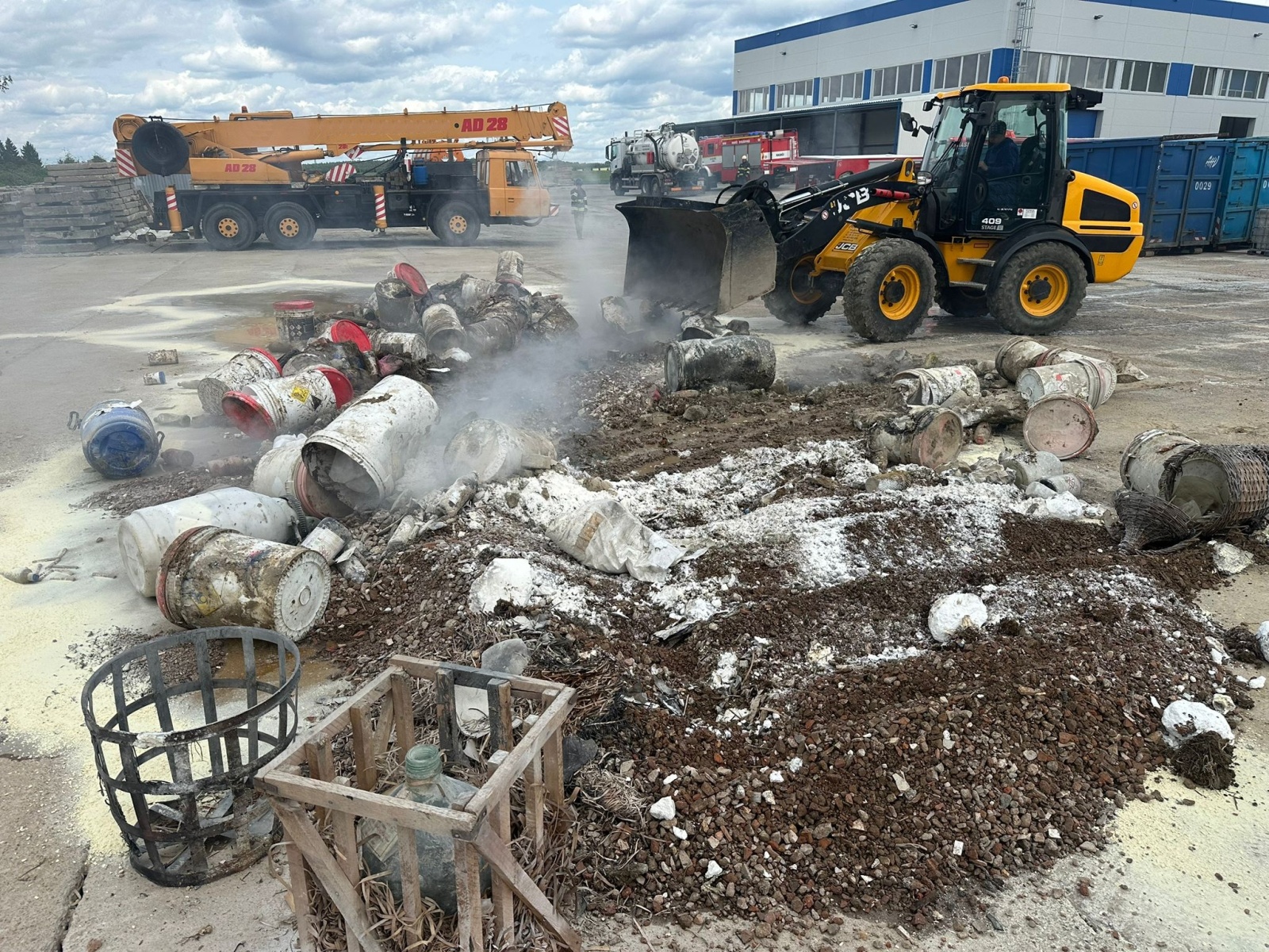 005-Likvidace požáru chemického odpadu v recyklační firmě na Říčansku.jpeg