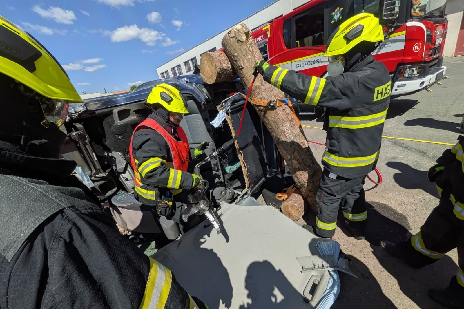 005-Odborná příprava jednotek SDH z Mělnicka zaměřená na dopravní nehody.jpg