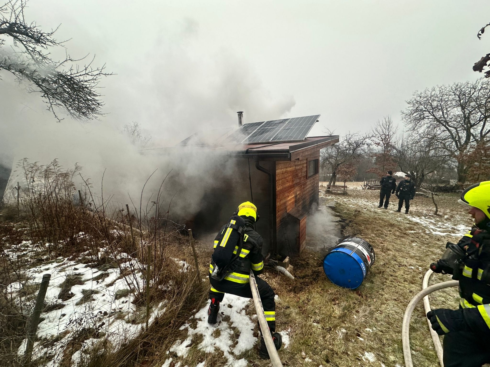 005-Požár dřevěné chaty v obci Kostelní Střimelice na Říčansku.jpeg