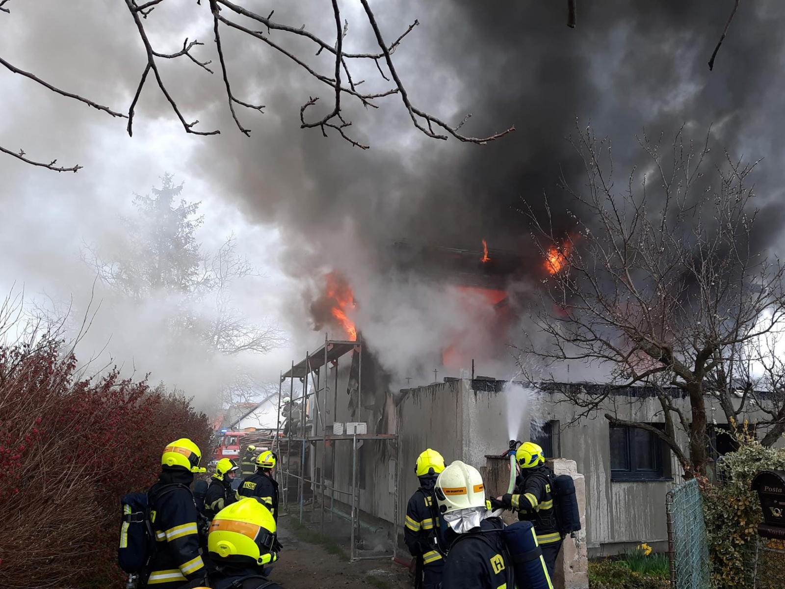005-Požár rodinného domu v obci Pchery-Humny na Kladensku.jpg