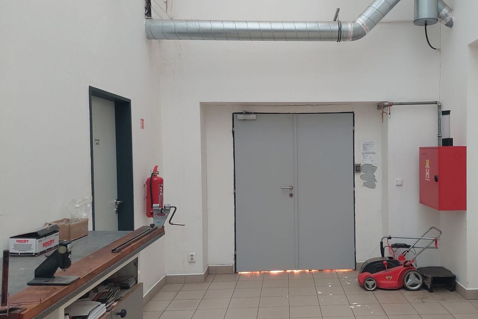 005-Požár velkoprodejny zahradní techniky v Tehovci.jpeg