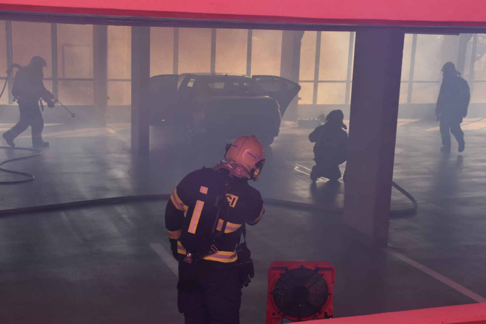 005-Prověřovací cvičení zaměřené na požár elektromobilu v příbramském parkovacím domě.jpeg