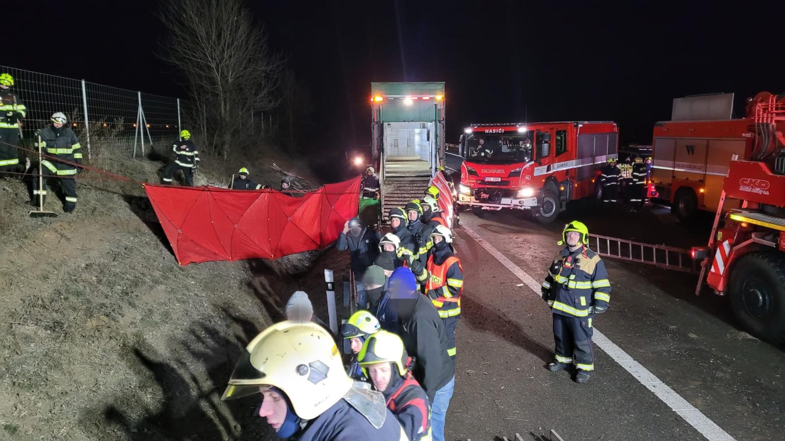 005-havarovaný nákladní automobil převážející dobytek.jpg