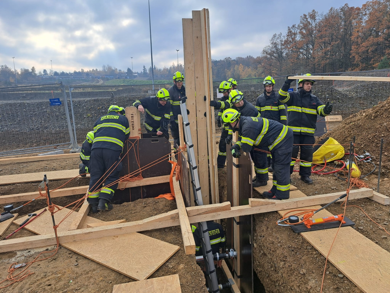 006-Nácvik pažení výkopů na územním odboru Příbram.jpeg