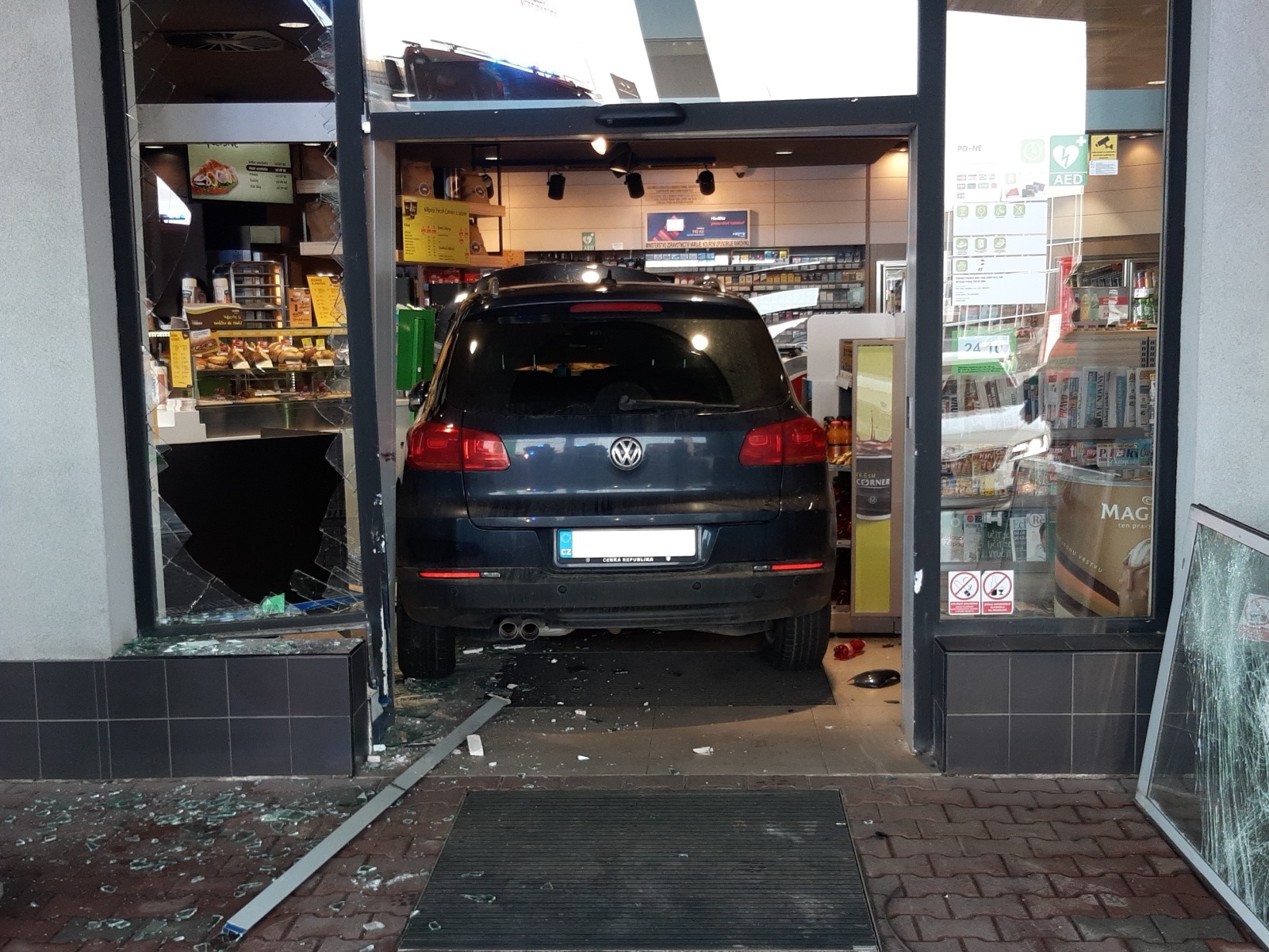 006-Neobvyklý způsob nakupování na čerpací stanici ve Zdibech u Prahy.jpg