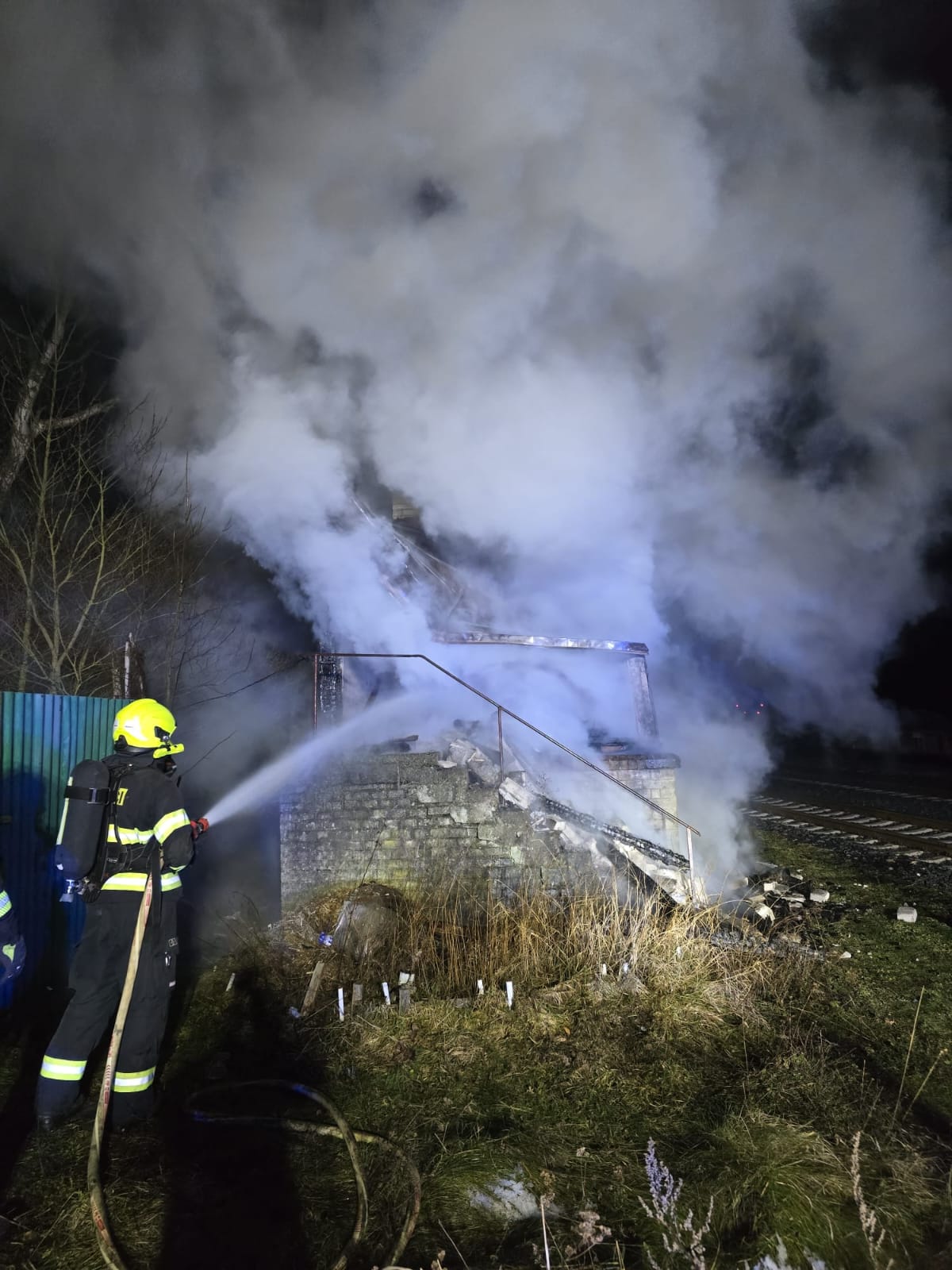 006-Požár drážního domku Kamenné Žehrovice.jpg