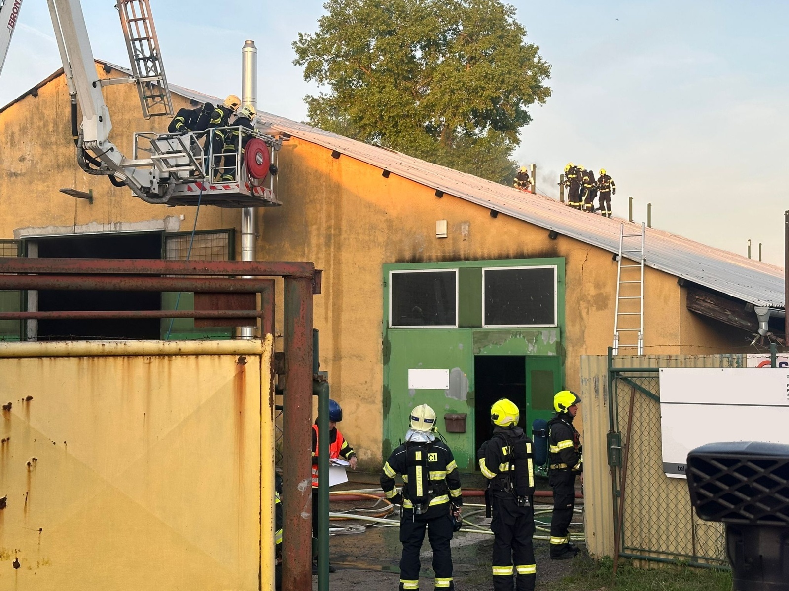 006-Požár haly v obci Úvaly v okrese Praha-východ.jpeg