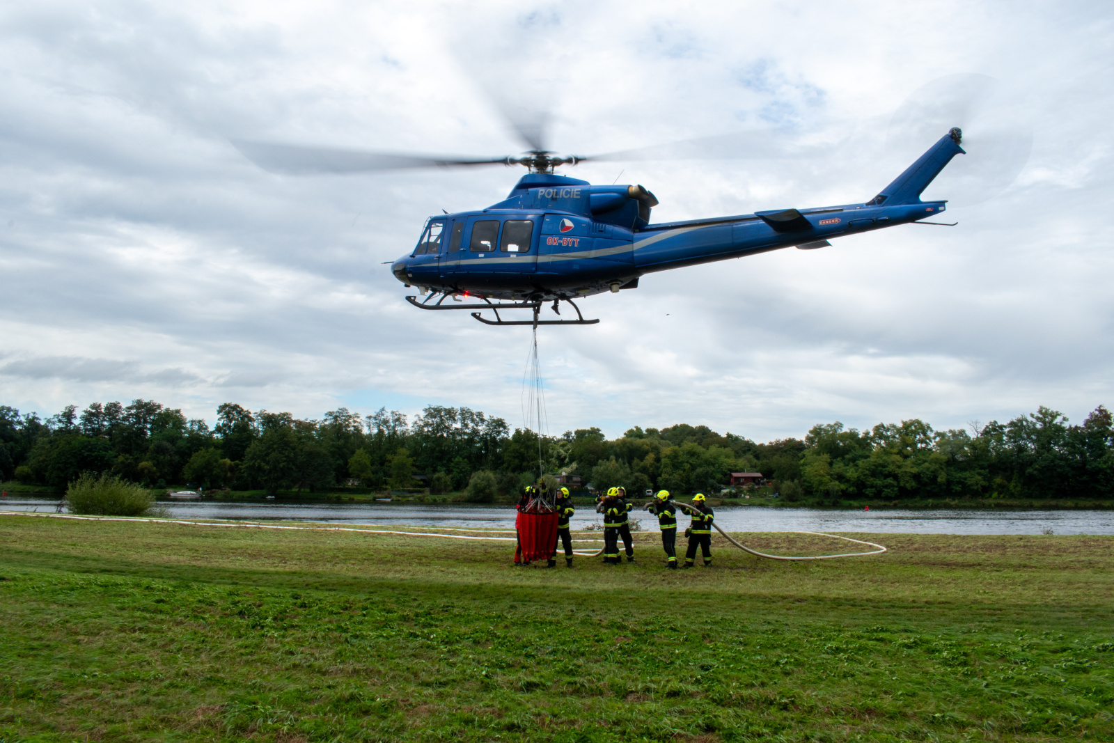 006-Výcvik v plnění hasebního vaku.jpg