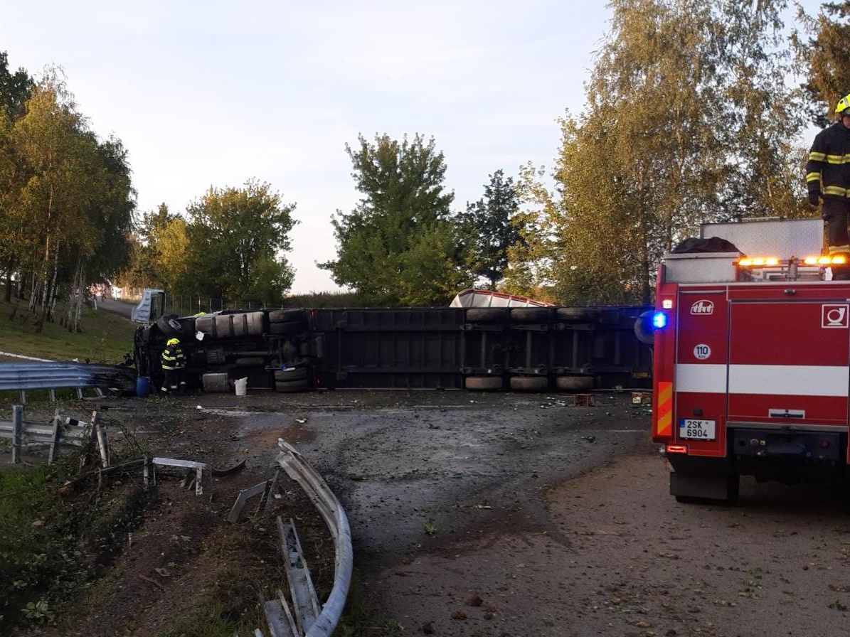 006-havárie kamionu s nákladem piva u Bernartic.jpg